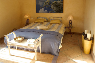Slaapkamer in geel blauwe kleuren Provence Spanje